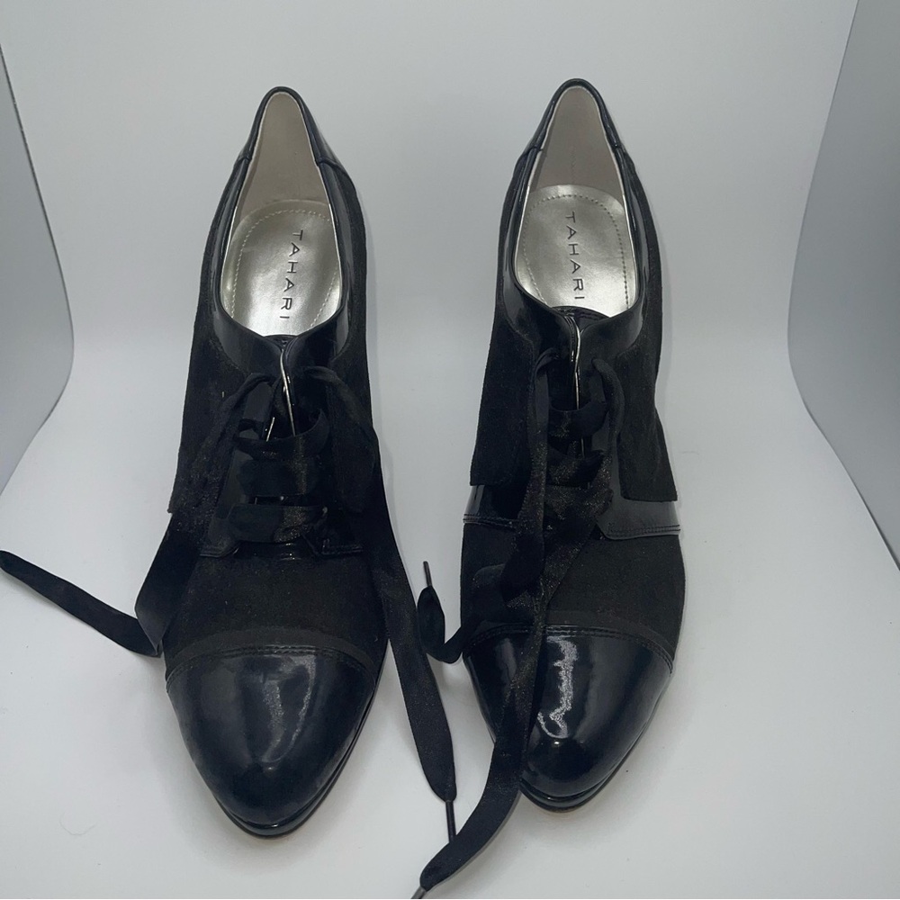 Tahari size 10 lace up bootie
